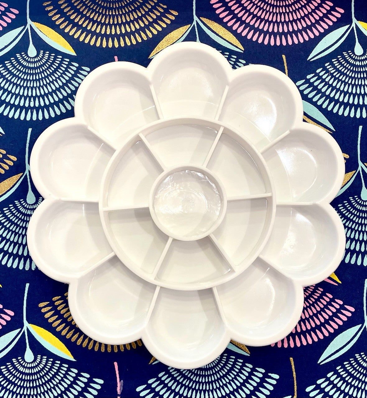 Plastic palette flower shape